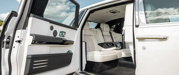 rolls-royce-chauffeur-london-luxury-travel-experience